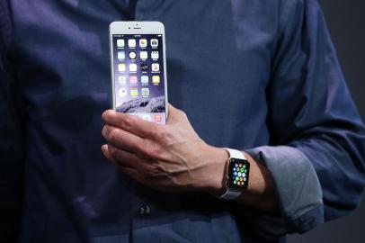 Apple Unveils iPhone 6CUPERTINO, CA - SEPTEMBER 09: Apple CEO Tim Cook shows off the new iPhone 6 and the Apple Watch during an Apple special event at the Flint Center for the Performing Arts on September 9, 2014 in Cupertino, California. Apple is expected to unveil the new iPhone 6 and wearble tech.   Justin Sullivan/Getty Images/AFPEditoria: FINLocal: CupertinoIndexador: JUSTIN SULLIVANSecao: Consumer GoodsFonte: GETTY IMAGES NORTH AMERICAFotógrafo: STF