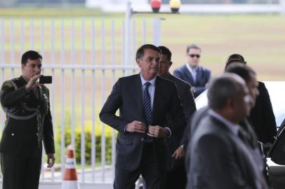  AlvoradaO presidente Jair Bolsonaro e o ministro do Meio Ambiente, Ricardo Salles recebem cumprimentos de turistas na entrada do Palácio da Alvorada. Foto: José Cruz/Agência Brasil