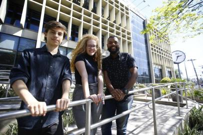  PORTO ALEGRE - BRASIL - Diário do EnemFaltando 30 dias para o Exame Nacional do Ensino Médio (Enem) de 2019, os estudantes Guilherme Camini Pinto e Anna Carolina Schneider Martins, ambos de 18 anos e de Porto Alegre, e o vendedor Rafael Cabral, 23, de Alvorada, começaram a focar em temas específicos que ainda precisam ser revisados antes das provas. (foto: Lauro Alves)