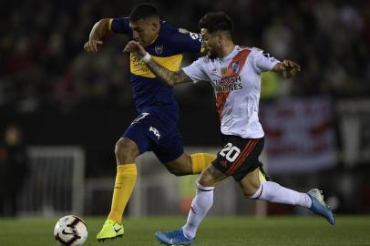  Boca Juniors' Ramon Abila (L) is challenged by River Plate's Milton Casco during their all-Argentine Copa Libertadores semi-final first leg football match at the Monumental stadium in Buenos Aires, on October 1, 2019. (Photo by Juan MABROMATA / AFP)Editoria: SPOLocal: Buenos AiresIndexador: JUAN MABROMATASecao: soccerFonte: AFPFotógrafo: STF