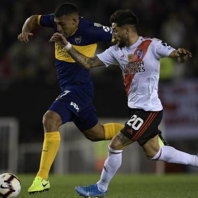  Boca Juniors Ramon Abila (L) is challenged by River Plates Milton Casco during their all-Argentine Copa Libertadores semi-final first leg football match at the Monumental stadium in Buenos Aires, on October 1, 2019. (Photo by Juan MABROMATA / AFP)Editoria: SPOLocal: Buenos AiresIndexador: JUAN MABROMATASecao: soccerFonte: AFPFotógrafo: STF