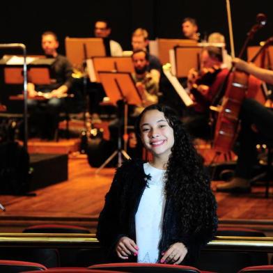  CAXIAS DO SUL, RS, BRASIL, 07/10/2019. Ensaio da Orquestra Sinfônica da UCS com a presença da cantora Luiza Barbosa, finalista do The Voice Brasil Kids. Na próxima quinta-feira (10/10) eles farão o Concerto Especial de Dia das Crianças. Além da cantora mirim, o concerto terá a regência do Maestro Diego Schuck Biasibetti e a participação do grupo UEBA Produtos Notáveis. (Porthus Junior/Agência RBS)