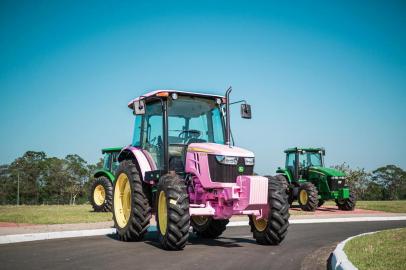 Pela primeira vez na história da companhia, trator rosa marca ações externas da John Deere no combate ao câncer de mama no mês de outubro