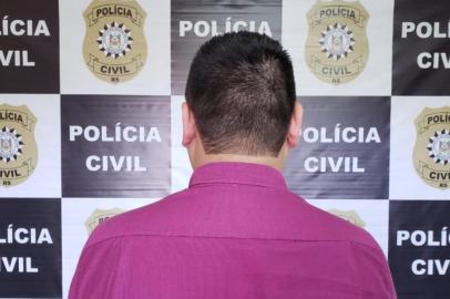 Na tarde desta terça-feira, a 1ª Delegacia de Polícia Civil de Erechim, no norte do Estado, prendeu um homem  suspeito de aplicar golpes envolvendo a revenda de carros e imóveis.