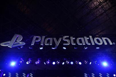 -(FILES) In this file photo taken on September 12, 2019 the Sony Playstation logo is seen during the Tokyo Game Show in Makuhari, Chiba Prefecture. - Sony said October 8, 2019 its next-generation PlayStation 5 console, with new immersive features giving players the tactile experience of virtual worlds, would launch for the 2020 holiday season. The Japanese electronics firm, which had teased its new console earlier this year, said a major new feature of the updated console would be its immersive controller. (Photo by CHARLY TRIBALLEAU / AFP)Editoria: SCILocal: MakuhariIndexador: CHARLY TRIBALLEAUSecao: IT/computer sciencesFonte: AFPFotógrafo: STF