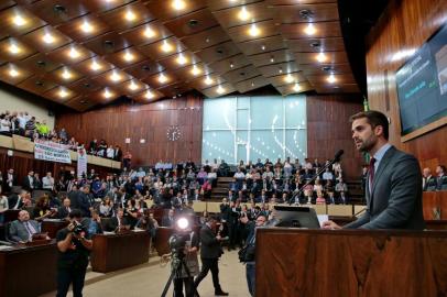  PORTO ALEGRE-RS- BRASIL- 05/02/2019- Em mais uma tentativa de sensibilizar os deputados estaduais, o governador Eduardo Leite usou a tribuna da Assembleia Legislativa, nesta terça-feira (5), durante a abertura da primeira sessão ordinária do ano, para falar da situação financeira do Estado, apresentar o diagnóstico dos principais problemas do Rio Grande do Sul e anunciar seus planos. O mais imediato deles é a proposta de emenda à Constituição (PEC) que dispensa a exigência de plebiscito para a venda ou federalização de CEEE, Companhia Riograndense de Mineração (CRM) e Sulgás. FOTO FERNANDO GOMES/ ZEROHORA