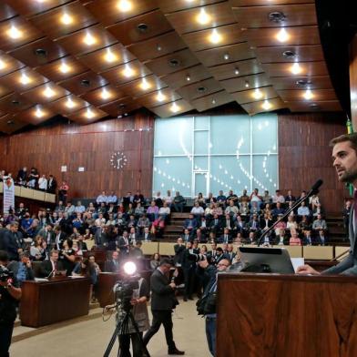  PORTO ALEGRE-RS- BRASIL- 05/02/2019- Em mais uma tentativa de sensibilizar os deputados estaduais, o governador Eduardo Leite usou a tribuna da Assembleia Legislativa, nesta terça-feira (5), durante a abertura da primeira sessão ordinária do ano, para falar da situação financeira do Estado, apresentar o diagnóstico dos principais problemas do Rio Grande do Sul e anunciar seus planos. O mais imediato deles é a proposta de emenda à Constituição (PEC) que dispensa a exigência de plebiscito para a venda ou federalização de CEEE, Companhia Riograndense de Mineração (CRM) e Sulgás. FOTO FERNANDO GOMES/ ZEROHORA