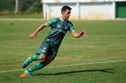  CAXIAS DO SUL, RS, BRASIL, 27/12/2018. Treino do Juventude no CT. O Juventude está se preparando para o campeonato gaúcho 2019. Na fotol, lateral-esquerdo Lucas Pavoni. (Porthus Junior/Agência RBS)