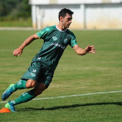  CAXIAS DO SUL, RS, BRASIL, 27/12/2018. Treino do Juventude no CT. O Juventude está se preparando para o campeonato gaúcho 2019. Na fotol, lateral-esquerdo Lucas Pavoni. (Porthus Junior/Agência RBS)