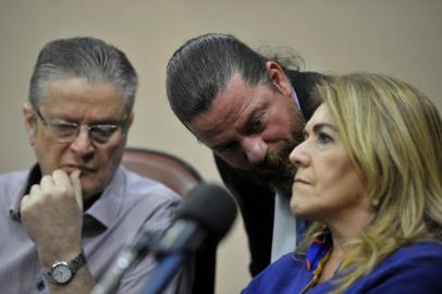 CAXIAS DO SUL, RS, BRASIL, 08/10/2019A Câmara de Vereadores aprovou por maioria o sétimo pedido de impeachment contra o prefeito de Caxias do Sul, Daniel Guerra (Republicanos). Quatorze parlamentares votaram pelo acolhimento da denúncia e oito se posicionaram contra a admissibilidade. Com o acolhimento, uma Comissão Processante, composta por três vereadores, dará prosseguimento à análise.Pela terceira vez, o documento foi assinado ex-vice-prefeito de Caxias, Ricardo Fabris de Abreu. Na denúncia, o autor apresentou quatro principais itens como motivação pelo pedido afastamento do prefeito. Entre eles, a não cedência da Praça Dante Alighieri e arredores para realização da benção dos freis Capuchinhos e a Parada Livre e supostas irregularidades na decisão de fechamento do Pronto-Atendimento 24 Horas sem oitiva do Conselho Municipal de Saúde. Também contestava o chamamento público para a empresa administradora da unidade de Pronto-Atendimento (UPA) Central.  Flávio Cassina PTB / Renato Nunes PR / Paula Ioris PSDB(Lucas Amorelli/Agência RBS)