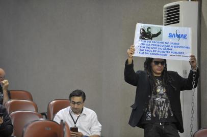  CAXIAS DO SUL, RS, BRASIL, 08/10/2019A Câmara de Vereadores aprovou por maioria o sétimo pedido de impeachment contra o prefeito de Caxias do Sul, Daniel Guerra (Republicanos). Quatorze parlamentares votaram pelo acolhimento da denúncia e oito se posicionaram contra a admissibilidade. Com o acolhimento, uma Comissão Processante, composta por três vereadores, dará prosseguimento à análise.Pela terceira vez, o documento foi assinado ex-vice-prefeito de Caxias, Ricardo Fabris de Abreu. Na denúncia, o autor apresentou quatro principais itens como motivação pelo pedido afastamento do prefeito. Entre eles, a não cedência da Praça Dante Alighieri e arredores para realização da benção dos freis Capuchinhos e a Parada Livre e supostas irregularidades na decisão de fechamento do Pronto-Atendimento 24 Horas sem oitiva do Conselho Municipal de Saúde. Também contestava o chamamento público para a empresa administradora da unidade de Pronto-Atendimento (UPA) Central.  (Lucas Amorelli/Agência RBS)