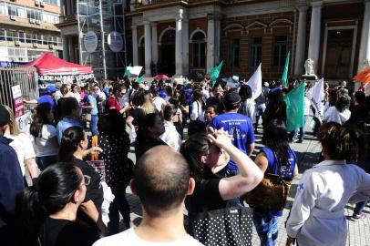  PORTO ALEGRE, RS, BRASIL,09/10/2019- Protesto dos trabalhadores da saúde em frente à prefeitura. (FOTOGRAFO: RONALDO BERNARDI / AGENCIA RBS)