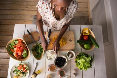  Young African Woman Cooking. Healthy Food - Vegetable Salad. Diet. Dieting Concept. Healthy Lifestyle. Cooking At Home. Prepare Food. Top View (Foto: Milles Studio / stock.adobe.com)Indexador: Kirill KedrinskiyFonte: 77821422