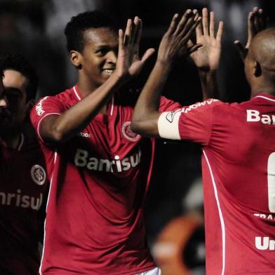 Jô, do Inter, comemora gol contra o Ceará, no estádio Presidente Vargas, em Fortaleza, pelo Brasileirão