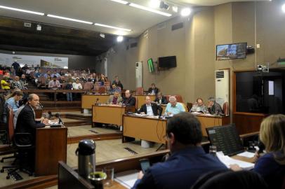  CAXIAS DO SUL, RS, BRASIL, 08/10/2019A Câmara de Vereadores aprovou por maioria o sétimo pedido de impeachment contra o prefeito de Caxias do Sul, Daniel Guerra (Republicanos). Quatorze parlamentares votaram pelo acolhimento da denúncia e oito se posicionaram contra a admissibilidade. Com o acolhimento, uma Comissão Processante, composta por três vereadores, dará prosseguimento à análise.Pela terceira vez, o documento foi assinado ex-vice-prefeito de Caxias, Ricardo Fabris de Abreu. Na denúncia, o autor apresentou quatro principais itens como motivação pelo pedido afastamento do prefeito. Entre eles, a não cedência da Praça Dante Alighieri e arredores para realização da benção dos freis Capuchinhos e a Parada Livre e supostas irregularidades na decisão de fechamento do Pronto-Atendimento 24 Horas sem oitiva do Conselho Municipal de Saúde. Também contestava o chamamento público para a empresa administradora da unidade de Pronto-Atendimento (UPA) Central.  (Lucas Amorelli/Agência RBS)