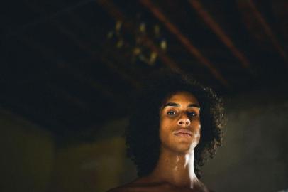 O corpo político e estético da cantora transexual negra Linn da Quebrada é o foco do filme Bixa Travesty, que ganha sessão em Caxias.