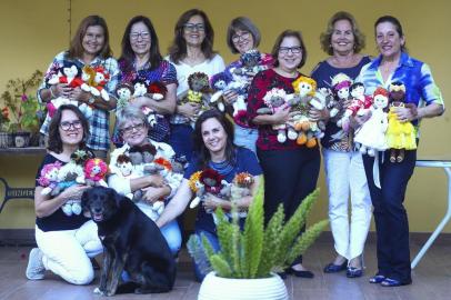  PORTO ALEGRE, RS, BRASIL, 08/10/2019: Todas as terças à tarde, 15 ex-funcionárias do Senai se reúnem para produzir bonecas para serem doadas a crianças carentes.Indexador: ISADORA NEUMANN