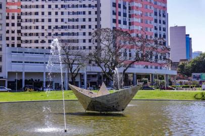 Porto Alegre, RS - 09/10/2019: IntervenÃ§Ã£o artÃ­stica, O Barco, no Largo dos AÃ§orianos. A obra marca a 9Âª Semana Municipal da Ãgua de Porto Alegre, promovida pelo Departamento Municipal de Ãgua e Esgotos (Dmae) dentro das comemoraÃ§Ãµes das Semanas Estadual e Interamericana da Ãgua. Foto: Ricardo Giusti / PMPA