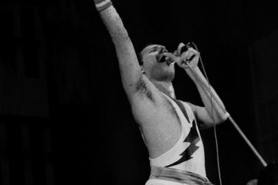 Queen no Rock in Rio IBrasil, Rio de Janeiro, RJ, 11/01/1985. O cantor Freddie Mercury durante apresentação do grupo inglês Queen no Rock in Rio I, na Cidade do Rock, Rio de Janeiro. O Rock in Rio foi realizado pela primeira vez na cidade do Rio de Janeiro entre 11 e 20 de janeiro de 1985 em área especialmente construída para receber o evento. O local, um terreno de 250 mil metros quadrados que fica próximo ao Rio Centro, em Jacarepaguá, ficou conhecido como Cidade do Rock e contava com o maior palco do mundo já construído até então: com 5 mil metros quadrados de área, além de dois imensos fast foods, dois shopping centers com 50 lojas, dois centros de atendimento médico e uma grande infraestrutura para atender a quase 1,5 milhão de pessoas, o equivalente a cinco Woodstocks, que frequentaram o evento.CONTATO:080047/NEGATIVO: 850125 - Crédito:ARQUIVO/ESTADÃO CONTEÚDO/AE/Codigo imagem:81945Local: RIO DE JANEIROIndexador: ARQUIVOFonte: AGE-ESTADÃO CONTEÚDO