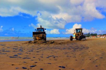 Piaçabuçu AL 08 10 2019 A Prefeitura de Piaçabuçu iniciou a limpeza das manchas de Ã³leo que surgiram ) na Praia do Pontal do Peba.O secretÃ¡rio municipal de meio ambiente e recursos hÃ­dricos, OtÃ¡vio Augusto, explicou que, com o apoio do Ibama e do ICMBio, o trabalho de limpar a praia comeÃ§ou a ser feito de forma mecÃ¢nica (com mÃ¡quina), mas por volta do meio-dia foi suspenso e vai ser retomado de forma manual foto Ascom