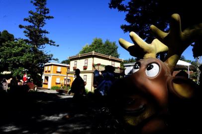 GRAMADO , RS : Personagens do Grande Desfile , os anunciadores  desfilando pelas ruas da cidade.26º Natal Luz de Gramado começa 03 de dezembro.