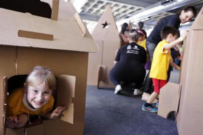  PORTO ALEGRE, RS, BRASIL, 09-10-2019: Estudantes da rede municipal de ensino de escolas do 4º Distrito se encontram no prédio da Nau Live Spaces, antiga sede do clube Gondoleiros, para ações do Dia da Criança promovidas pela prefeitura. (Foto: Mateus Bruxel / Agência RBS)