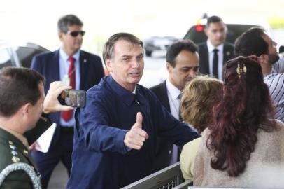 Bolsonaro cumprimenta turistas na porta do Alvorada