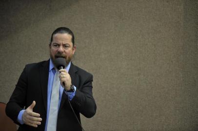 CAXIAS DO SUL, RS, BRASIL, 08/10/2019A Câmara de Vereadores aprovou por maioria o sétimo pedido de impeachment contra o prefeito de Caxias do Sul, Daniel Guerra (Republicanos). Quatorze parlamentares votaram pelo acolhimento da denúncia e oito se posicionaram contra a admissibilidade. Com o acolhimento, uma Comissão Processante, composta por três vereadores, dará prosseguimento à análise.Pela terceira vez, o documento foi assinado ex-vice-prefeito de Caxias, Ricardo Fabris de Abreu. Na denúncia, o autor apresentou quatro principais itens como motivação pelo pedido afastamento do prefeito. Entre eles, a não cedência da Praça Dante Alighieri e arredores para realização da benção dos freis Capuchinhos e a Parada Livre e supostas irregularidades na decisão de fechamento do Pronto-Atendimento 24 Horas sem oitiva do Conselho Municipal de Saúde. Também contestava o chamamento público para a empresa administradora da unidade de Pronto-Atendimento (UPA) Central.  Renato Nunes PR(Lucas Amorelli/Agência RBS)