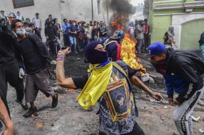 Demonstrators clash with riot police in Quito on October 9, 2019 on the second day of violent protests over a fuel price hike ordered by the government to secure an IMF loan. - The violence broke out as thousands of people representing indigenous groups, farmers and labour unions marched on a square in downtown Quito near the government headquarters demanding that Moreno reinstate fuel subsidies. (Photo by Martin BERNETTI / AFP)