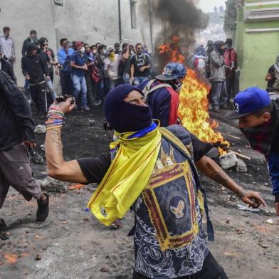 Demonstrators clash with riot police in Quito on October 9, 2019 on the second day of violent protests over a fuel price hike ordered by the government to secure an IMF loan. - The violence broke out as thousands of people representing indigenous groups, farmers and labour unions marched on a square in downtown Quito near the government headquarters demanding that Moreno reinstate fuel subsidies. (Photo by Martin BERNETTI / AFP)