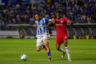 Partida entre CSA e INTERNACIONALMaceió (AL), 09.10.2019 - Futebol / CSA x INTERNACIONAL . Apodi e Edenilson, durante partida entre Csa e Internacional, válida pela 24a rodada do Campeonato Brasileiro Série A 2019, realizado no Estádio Rei Pele, nesta quarta-feira (09). (Foto: Ana Leal/Ofotográfico/Folhapress)Local: MaceiÃ³ ;Alagoas ;Brasil