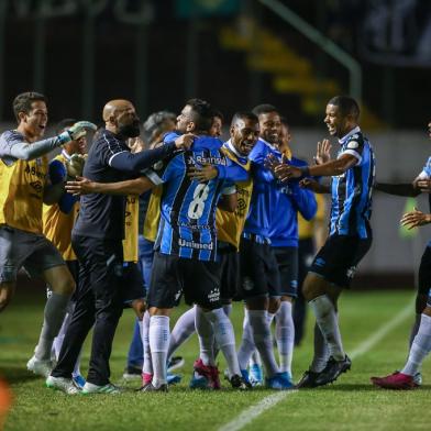 Jogadores do Grêmio comemoram vitória sobre o Ceará em Caxias do Sul