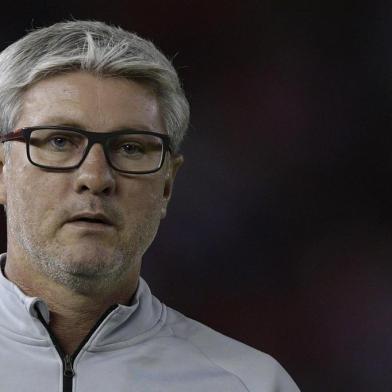  Brazil's International coach Odair Hellmann gestures during the Copa Libertadores group A football match against Argentina's River Plate at the Monumental stadium in Buenos Aires, Argentina, on May 7, 2019. (Photo by JUAN MABROMATA / AFP)Editoria: SPOLocal: Buenos AiresIndexador: JUAN MABROMATASecao: soccerFonte: AFPFotógrafo: STF