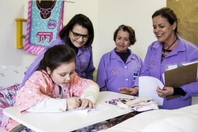 PORTO ALEGRE, RS, BRASIL, 17-09-2019: Voluntárias do Projeto Metamorfose no Hospital da Criança Santo Antônio. Reportagem do Caderno Vida destaca ações que levam alegria e humanizam hospitais. (Foto: Mateus Bruxel / Agência RBS)