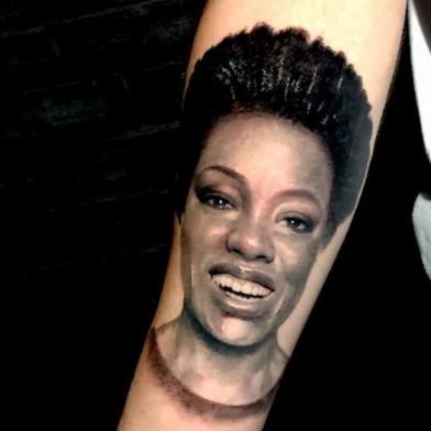 Tatuagem de Viola Davis feita por tatuador de Marau (RS)