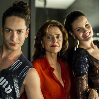  Rainer Cadete, o Visky de Verdades Secretas, com Fanny (Marieta Severo) e Angel (Camila Queiroz)