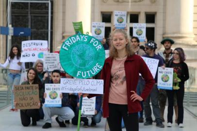 Na esteira da sueca de 16 anos Greta Thunberg, que fez greve pelo clima e discursou na Assembleia-Geral da Onu, a aluna secundarista Elisa Fink, de Porto Alegre, participou da greve pelo clima da última sexta-feira. Ela reuniu, em frente ao Palácio Piratini e à Assembleia Legislativa, alunos de diferentes escolas que pedem atenção às mudanças climáticas.