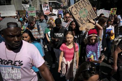 Thousands Of Americans Across The Country Participate In Global Climate StrikeNEW YORK, NY - SEPTEMBER 20: Led by Swedish climate activist Greta Thunberg (C), young activists and their supporters rally for action on climate change on September 20, 2019 in New York City. Thousands of young people across the globe are participating in a day of protest calling for urgent action to fight climate change in what organizers are calling the Global Climate Strike.   Drew Angerer/Getty Images/AFPEditoria: ACELocal: New YorkIndexador: Drew AngererFonte: GETTY IMAGES NORTH AMERICAFotógrafo: STF