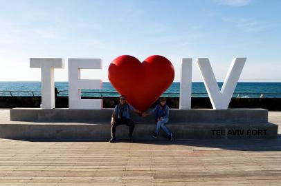 ¿ISRAEL surpreende o visitante de várias maneiras: com a modernidade de Tel Aviv; com as ruínas romanas impressionantes de Cesaréia marítima; com a beleza natural das grutas de Rosh Hanikra, em Acre, ou do Mar Vermelho, em Eilath; com a memória viva do Museu do Holocausto. Mas, acima de tudo, não há como ficar imune ao impacto de Jerusalém, a cidade milenar, sagrada para as três maiores religiões monoteístas: Judaísmo, Islamismo e Cristianismo. A aura desta cidade envolve você em cada ruela, em cada esquina, em um mergulho vivo na história da humanidade. Fascinante!¿ Antônio Pozzer(55 anos) e Márcia de Moraes ¿ Fevereiro de 2019