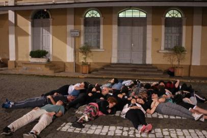 Artistas fazem protesto em frente à Casa da Cultura