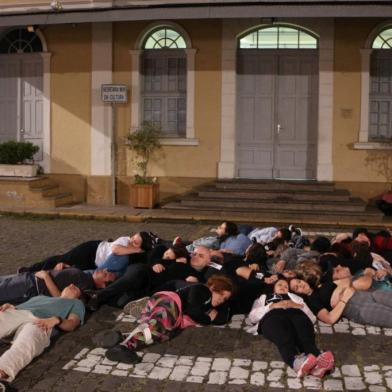 Artistas fazem protesto em frente à Casa da Cultura