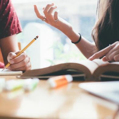  O campus de jovens estudantes ajuda o amigo a recuperar o atraso e a aprender.Fonte: 203790493