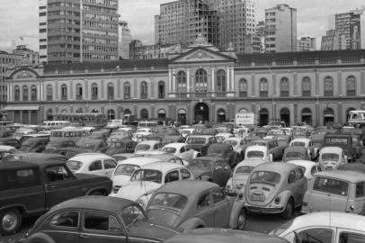  Estacionamento do MAPA (Movimento Assistencial de Porto Alegre), localizado próximo ao Mercado Público, na Av. Mauá, espaço onde ficava o antigo Mercado Livre.Foto de 1973.-#ENVELOPE: 88574