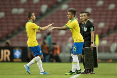 Arthur sai para a entrada de Matheus Henrique na Seleção Brasileira. Foto do jogo Brasil 1x1 Senegal em Singapura. Lucas Figueiredo/CBF