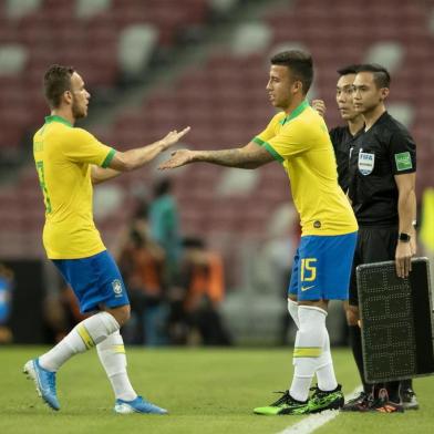 Arthur sai para a entrada de Matheus Henrique na Seleção Brasileira. Foto do jogo Brasil 1x1 Senegal em Singapura. Lucas Figueiredo/CBF