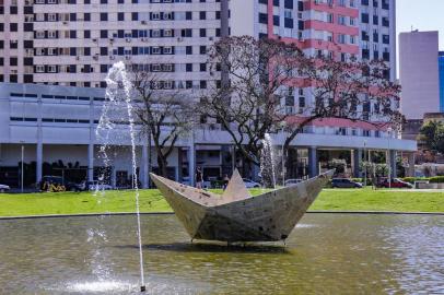 Porto Alegre, RS - 09/10/2019: IntervenÃ§Ã£o artÃ­stica, O Barco, no Largo dos AÃ§orianos. A obra marca a 9Âª Semana Municipal da Ãgua de Porto Alegre, promovida pelo Departamento Municipal de Ãgua e Esgotos (Dmae) dentro das comemoraÃ§Ãµes das Semanas Estadual e Interamericana da Ãgua. Foto: Ricardo Giusti / PMPA