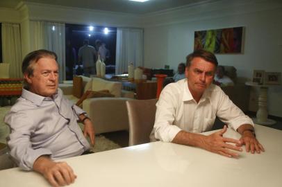 Luciano Bivar (Ã  esq.) e o prÃ©-candidato Jair Bolsonaro em entrevista***FOTO EMBARGADA PARA O ESTADO DE PERNAMBUCO*** RECIFE, PE, 05.01.2018 - Após assinatura de prévio contrato de filiação com o PSL (Partido Social Liberal), o pré-candidato à Presidência Jair Bolsonaro, e Luciano Bivar presidente do PSL, fazem entrevista. (Foto: Diego Nigro/JC Imagem/Folhapress)Local: Recife ;PE - Pernambuco ;Brasil