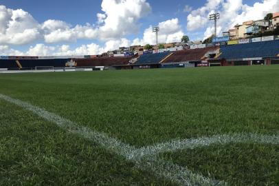 O Grêmio irá mandar dois jogos no Estádio Centenário, em uma semana. Na quarta-feira, dia 6, enfrenta o Ceará pela Série A. No domingo, o time de aspirantes faz o segundo jogo do Gre-Nal, na final do Brasileiro.