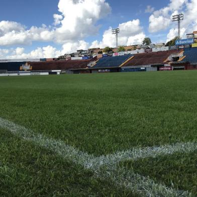 O Grêmio irá mandar dois jogos no Estádio Centenário, em uma semana. Na quarta-feira, dia 6, enfrenta o Ceará pela Série A. No domingo, o time de aspirantes faz o segundo jogo do Gre-Nal, na final do Brasileiro.