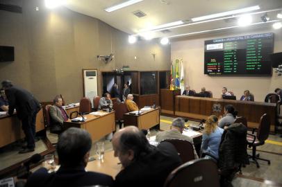  CAXIAS DO SUL, RS, BRASIL, 08/10/2019A Câmara de Vereadores aprovou por maioria o sétimo pedido de impeachment contra o prefeito de Caxias do Sul, Daniel Guerra (Republicanos). Quatorze parlamentares votaram pelo acolhimento da denúncia e oito se posicionaram contra a admissibilidade. Com o acolhimento, uma Comissão Processante, composta por três vereadores, dará prosseguimento à análise.Pela terceira vez, o documento foi assinado ex-vice-prefeito de Caxias, Ricardo Fabris de Abreu. Na denúncia, o autor apresentou quatro principais itens como motivação pelo pedido afastamento do prefeito. Entre eles, a não cedência da Praça Dante Alighieri e arredores para realização da benção dos freis Capuchinhos e a Parada Livre e supostas irregularidades na decisão de fechamento do Pronto-Atendimento 24 Horas sem oitiva do Conselho Municipal de Saúde. Também contestava o chamamento público para a empresa administradora da unidade de Pronto-Atendimento (UPA) Central.  (Lucas Amorelli/Agência RBS)